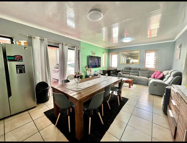 3 BEDROOM FREESTANDING FOR SALE IN RIVERTON